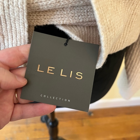 Confusing Sweater - Picture 6 of 6